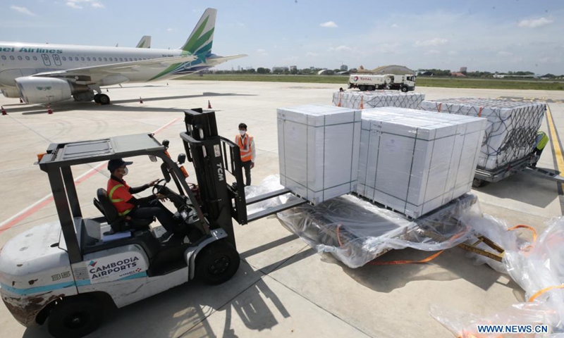A worker transports Chinese Sinovac COVID-19 vaccines at Phnom Penh International Airport in Phnom Penh, Cambodia, on June 26, 2021. A new batch of Sinovac COVID-19 vaccines arrived in Phnom Penh on Saturday.(Photo: Xinhua)