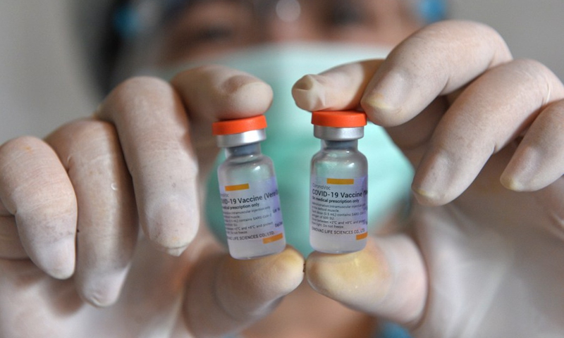 A health worker displays the COVID-19 vaccines developed by China's Sinovac in Bangkok, Thailand, June 26, 2021. (Photo: Xinhua)