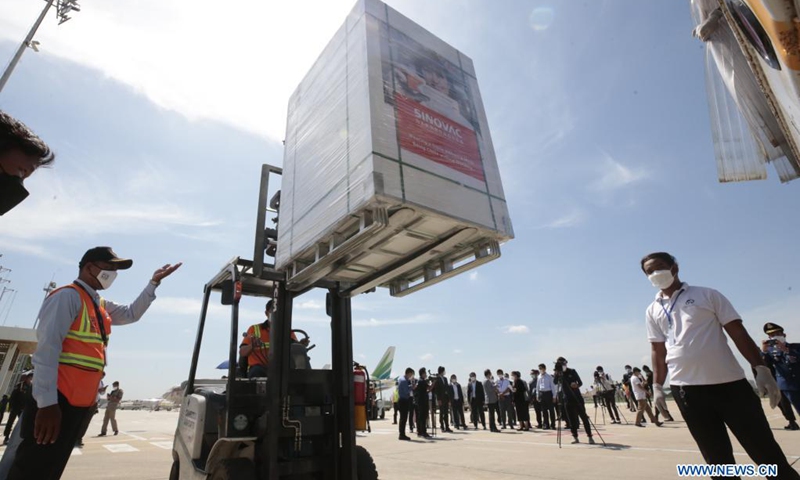 A worker transports Chinese Sinovac COVID-19 vaccines at Phnom Penh International Airport in Phnom Penh, Cambodia, on June 26, 2021. A new batch of Sinovac COVID-19 vaccines arrived in Phnom Penh on Saturday.(Photo: Xinhua)
