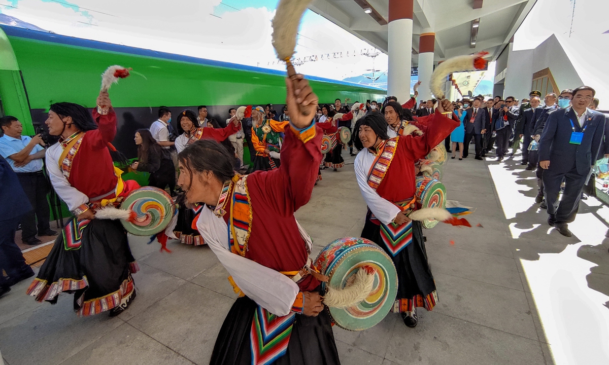  Local people dance to celebrate the open of the Lhasa-Nyingchi railway on Friday. Photo: Xinhua