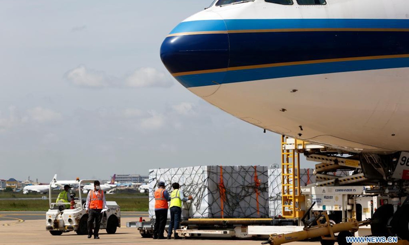 Workers unload Chinese Sinovac COVID-19 vaccines at Phnom Penh International Airport in Phnom Penh, Cambodia, on June 26, 2021. A new batch of Sinovac COVID-19 vaccines arrived in Phnom Penh on Saturday.(Photo: Xinhua)