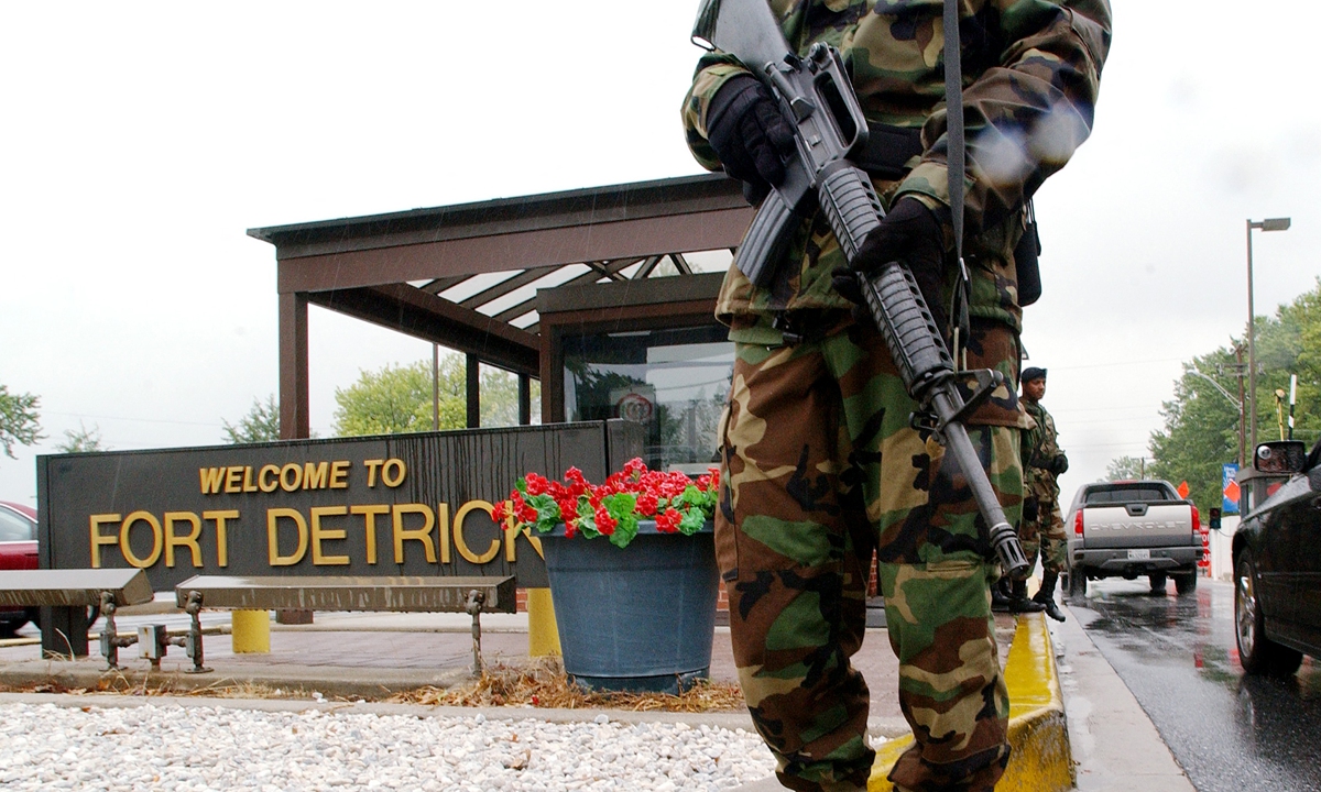 Military personnel stand guard outside the USAMRIID at Fort Detrick on September 26, 2002.  Photo: AFP