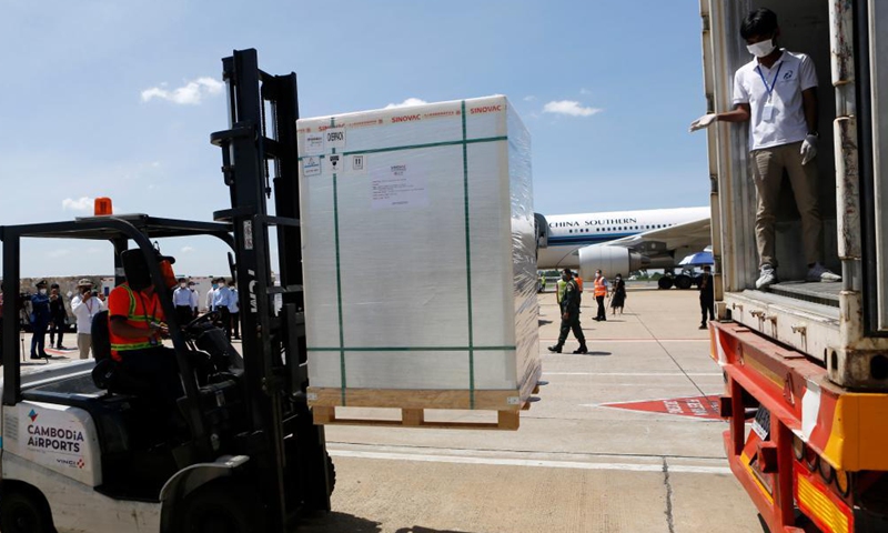 A worker transports a package of China's Sinovac COVID-19 vaccine at the Phnom Penh International Airport in Phnom Penh, Cambodia, on June 28, 2021. A new batch of COVID-19 vaccine Cambodia purchased from China's pharmaceutical company Sinovac Biotech arrived in Phnom Penh, capital of Cambodia, on Monday, the state-run National Television of Cambodia (TVK) reported. (Photo: Xinhua)
