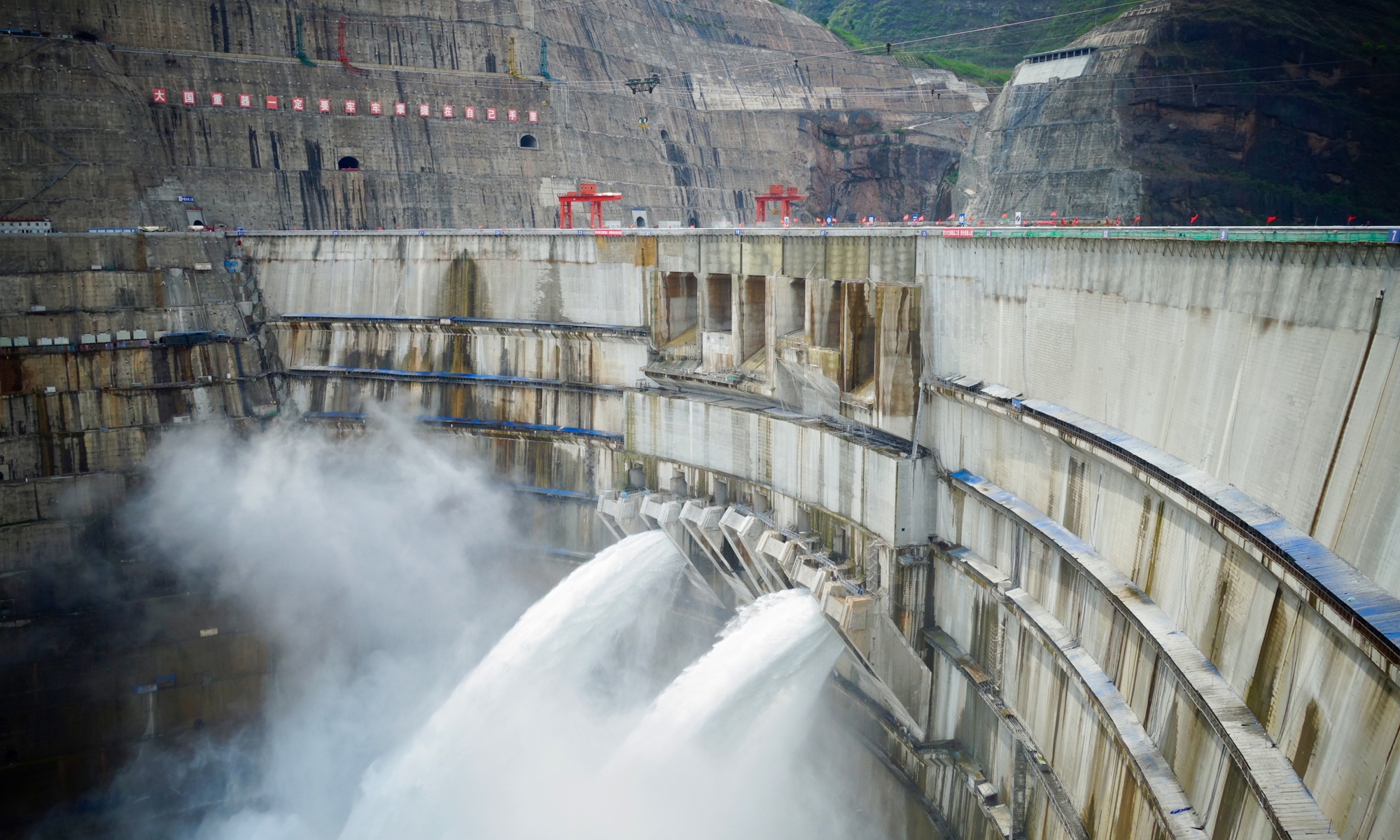 Le barrage de Baihetan s'ouvre pour libérer de l'eau.  Photo : Lin Xiaoyi/GT