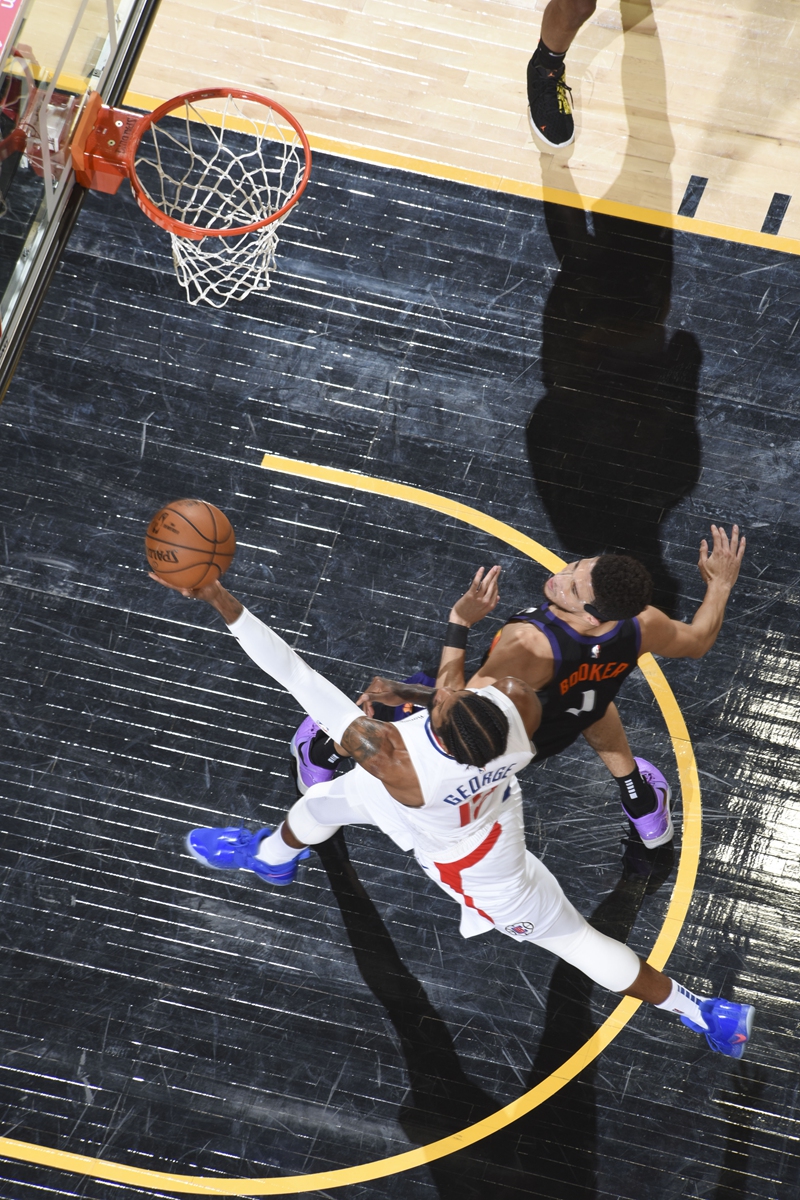 Paul George of the Clippers shoots against the Suns on Monday in Phoenix, Arizona.Photo: VCG