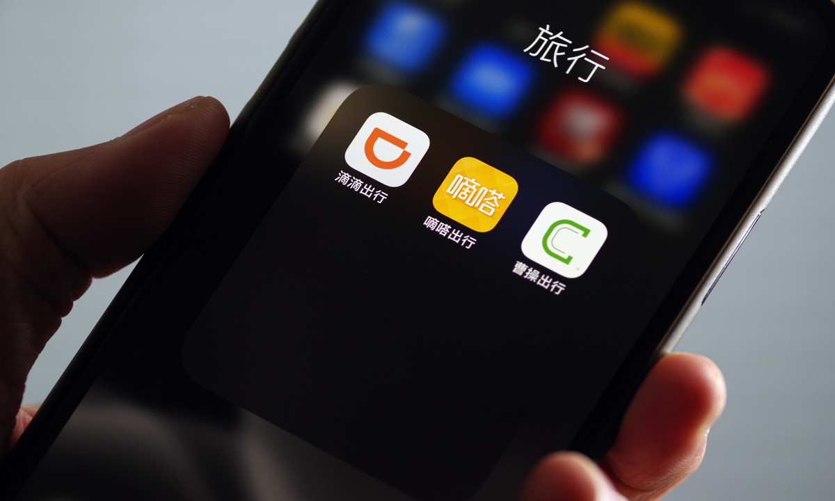 A smartphone with Ride-hailing apps Didi Chuxing, Dida Chuxing and Cao Cao Mobility Photo: VCG