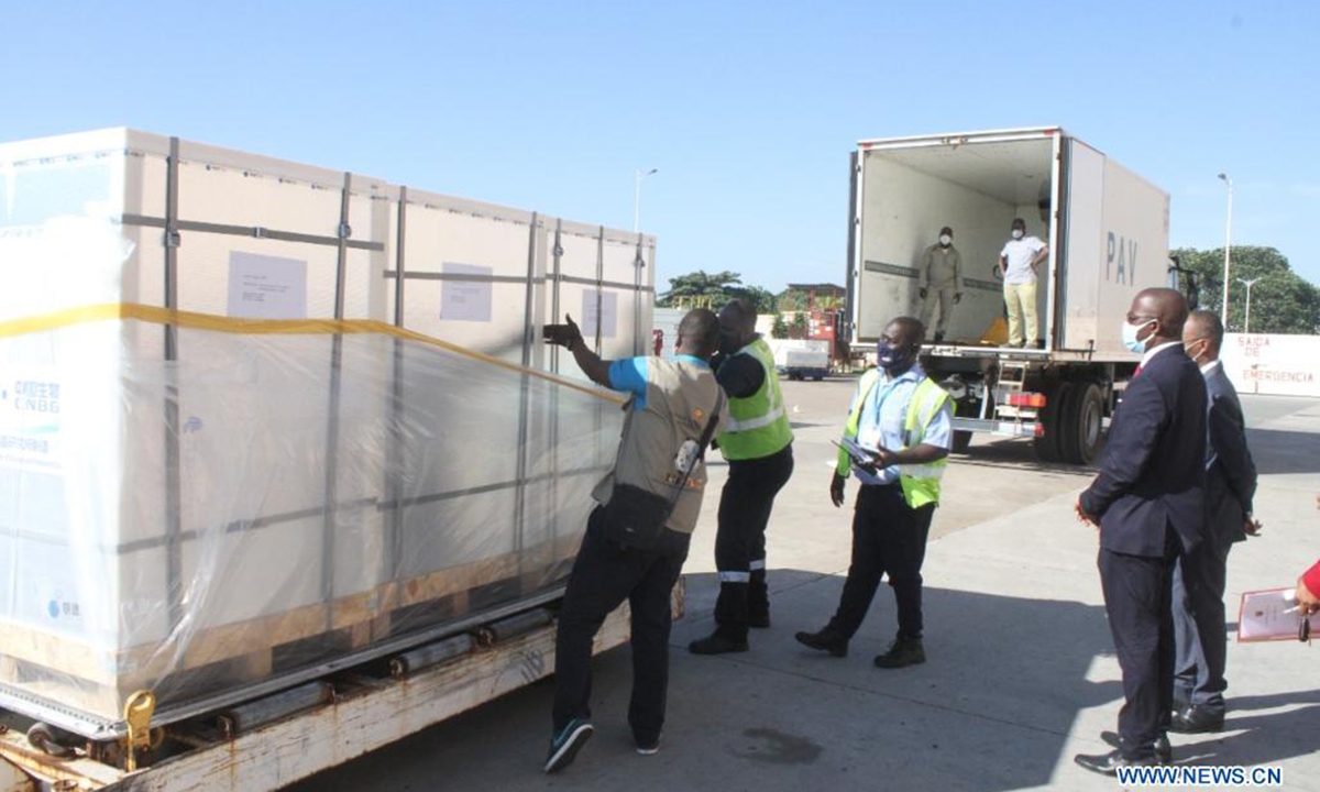 Workers transfer containers of the COVID-19 vaccine in Maputo, Mozambique, on June 30, 2021. Mozambique on Wednesday received 500,000 doses of COVID-19 vaccine purchased by the country's private sector in coordination with the government.(Photo by Edson Manjate/Xinhua)