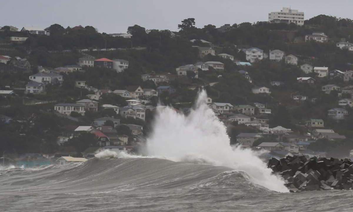 Large waves are seen off Wellington's southern coast in New Zealand, June 30, 2021. An Antarctic blast swept through New Zealand from Tuesday, whipping up waves as high as 6 meters near its capital city's southern coast. (Xinhua/Guo Lei)