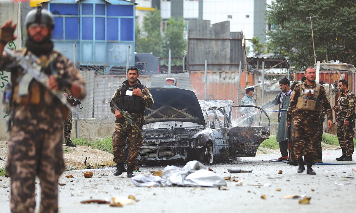 Security personnel inspect a damaged vehicle which was firing rockets in Kabul, Afghanistan on Tuesday. At least three rockets hit near the presidential palace shortly before Afghan President Ashraf Ghani was to give an address to mark the Muslim holiday of Eid-a-Adha.  Photo: VCG