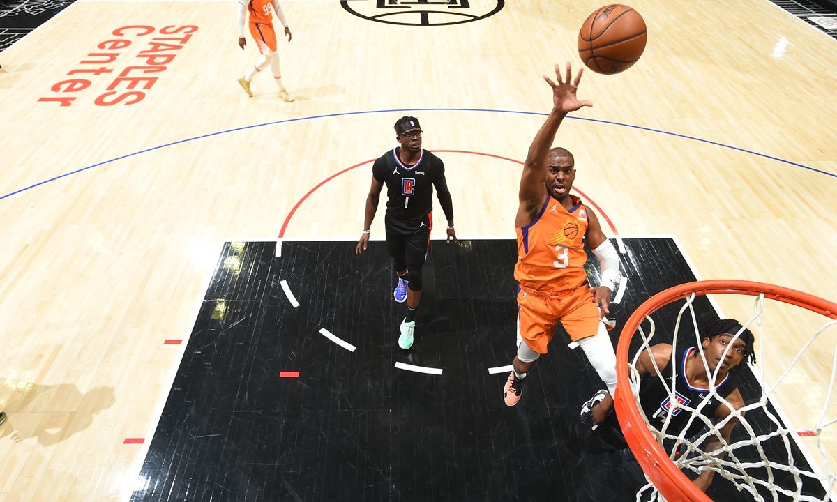 Chris Paul of the Phoenix Suns shoots the ball against the Los Angeles Clippers on Wednesday in Los Angeles. Photo: VCG