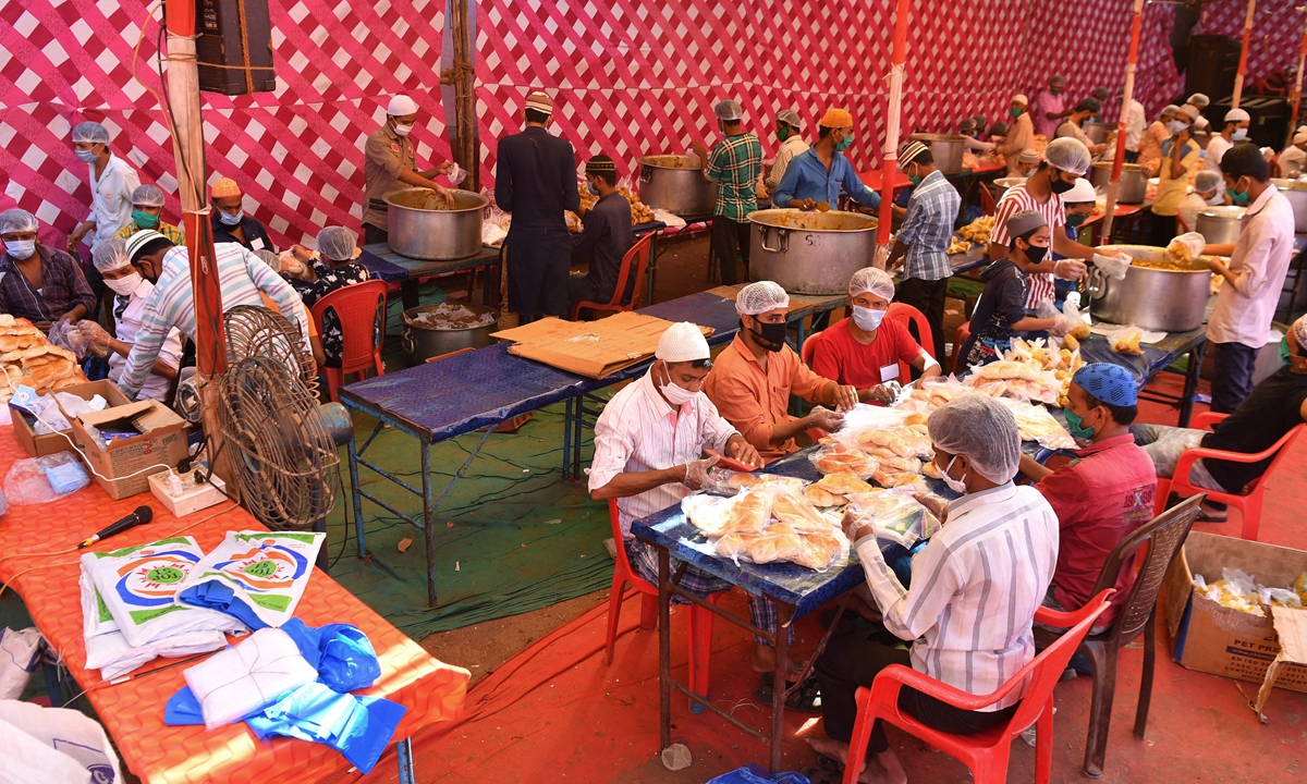 Volunteers pack food in a community kitchen for stranded migrant workers during the lockdown, in Mumbai on May 11, 2020. Photo: AFP