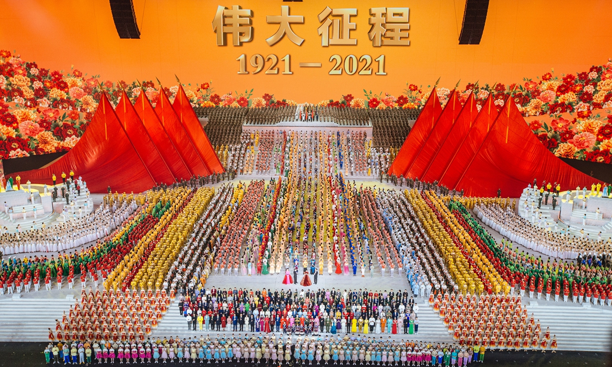 Toward the end of the art performance, the performers and audience rose to the song “Without the Communist Party, There Would Be No New China,” which they lovingly and readily sang in concert. Character translated to mean “Great Journey 1921-2021” were on prominent display in the  background. Photo: Li Hao/GT