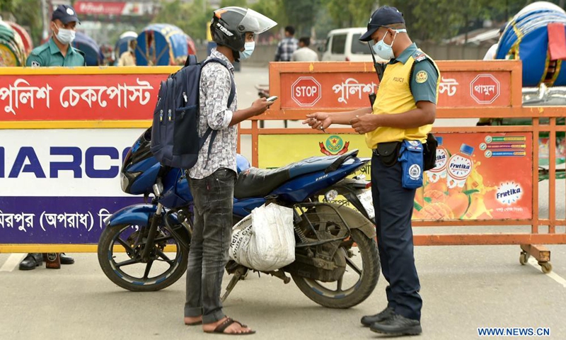 A policeman checks documents of a biker during a strict COVID-19 lockdown in Dhaka, Bangladesh, July 1, 2021. Bangladesh is set to enter a one-week strict COVID-19 lockdown from July 1 as the authorities strive to curb the spread of the pandemic. Photo:Xinhua
