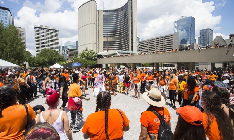 People take part in a rally in Toronto, Canada, on July 1, 2021. Hundreds of people gathered here on Thursday to pay tribute to indigenous children whose bodies were found in mass graves near former indigenous residential schools in Canada.Photo:Xinhua
