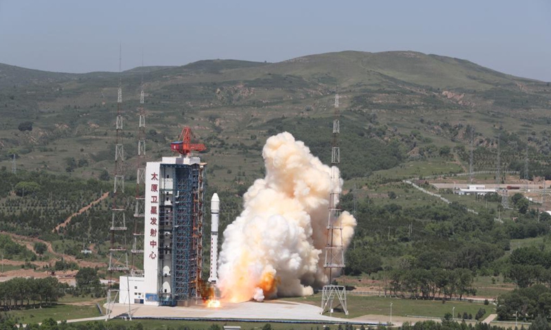 A Long March-2D rocket carrying the satellite Jilin-1 01B blasts off from the Taiyuan Satellite Launch Center in north China's Shanxi Province, July 3, 2021. This was the 376th flight mission of the Long March rocket series, the launch center said.Photo:Xinhua