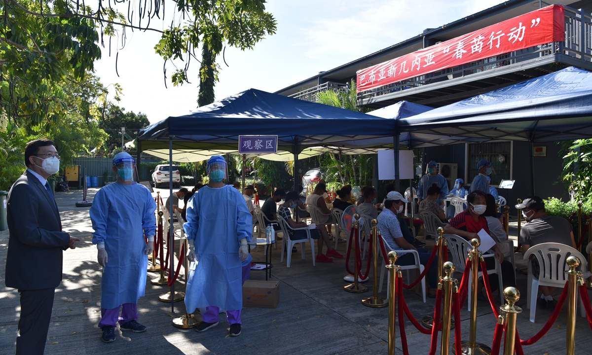 Chinese Ambassador to PNG Zeng Fanhua (left) talks with a Chinese medical aid team at the vaccination site of the 