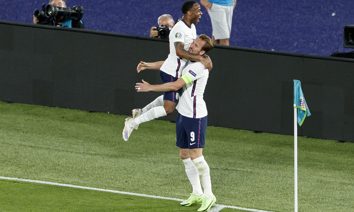 Khris Harry Kane (right) of England celebrates after scoring his team's third goal with teammate Raheem Sterling on Saturday in Rome, Italy. Photo: VCG