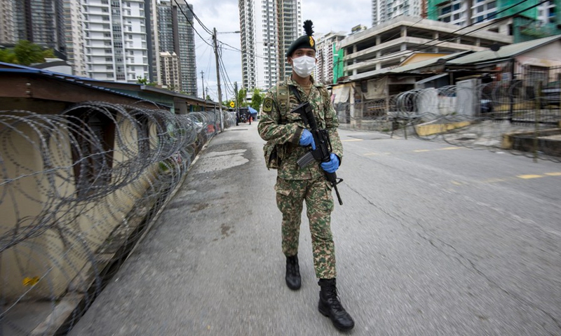 A soldier patrols an area subject to more restrictive movement control measures to curb COVID-19 in Kuala Lumpur, Malaysia, July 3, 2021.(Photo: Xinhua)