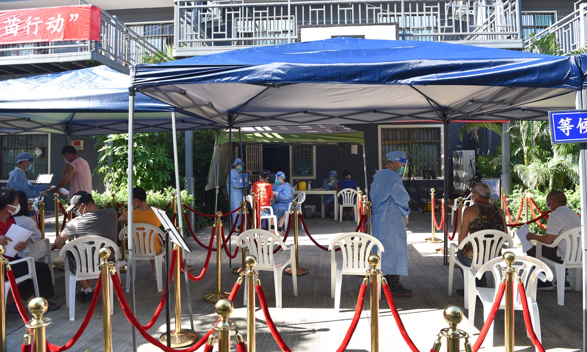 Chinese Ambassador to PNG Zeng Fanhua (left) talks with a Chinese medical aid team at the vaccination site of the 