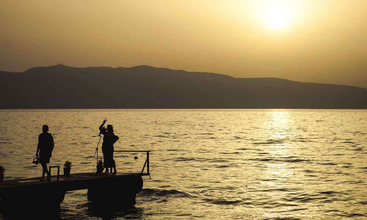 The sunset on Lake Ohrid in the village of Trpeica, near Ohrid, southwest of the Republic of North Macedonia Photo: AFP 
