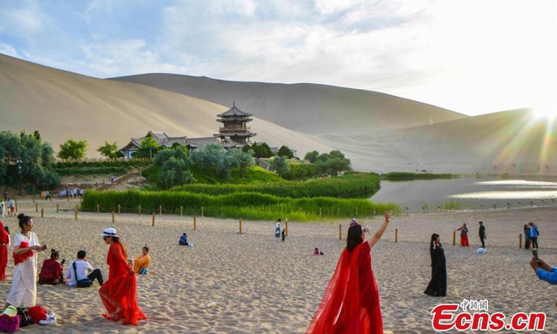 Visitors head for the Crescent Lake in Dunhuang, Gansu Province. (Photo/ Wang Binyin)