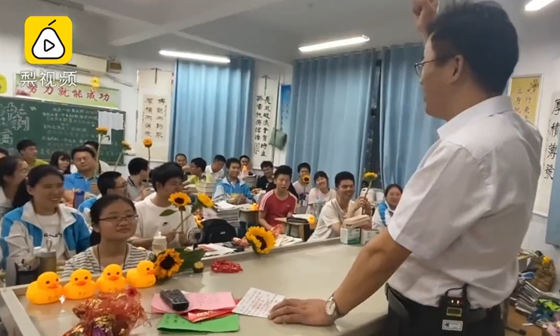 A high school teacher of Zhengzhou No. 4 Middle School in Central China's Henan Province, recently amazed the national high school students when he promised to take students who will get a very high score in gaokao, the national college entrance examination, to Xinjiang for a free seven-day trip. Photo: screenshot of the Pear Video
