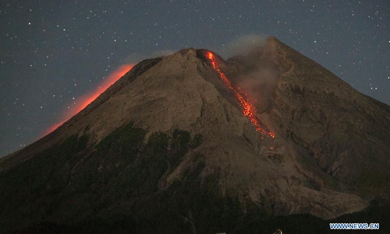 Photo taken on July 5, 2021 shows smoke and volcanic materials spewing from Mount Merapi as seen from Cangkringan village, in Sleman district, Yogyakarta, Indonesia.(Photo: Xinhua)