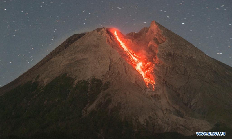 Photo taken on July 5, 2021 shows smoke and volcanic materials spewing from Mount Merapi as seen from Cangkringan village, in Sleman district, Yogyakarta, Indonesia.(Photo: Xinhua)