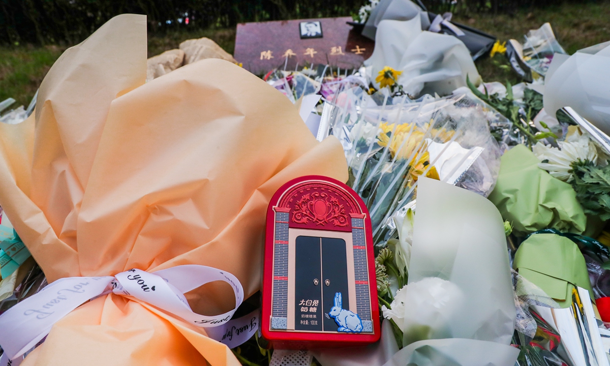 The tomb of Chen Qiaonian at Longhua Revolutionary Martyrs' Cemetery in Shanghai is surrounded by flowers, letters and gift candies on July 1,&nbsp;the 100th anniversary of the founding of&nbsp;the Communist Party of China. Photo: VCG