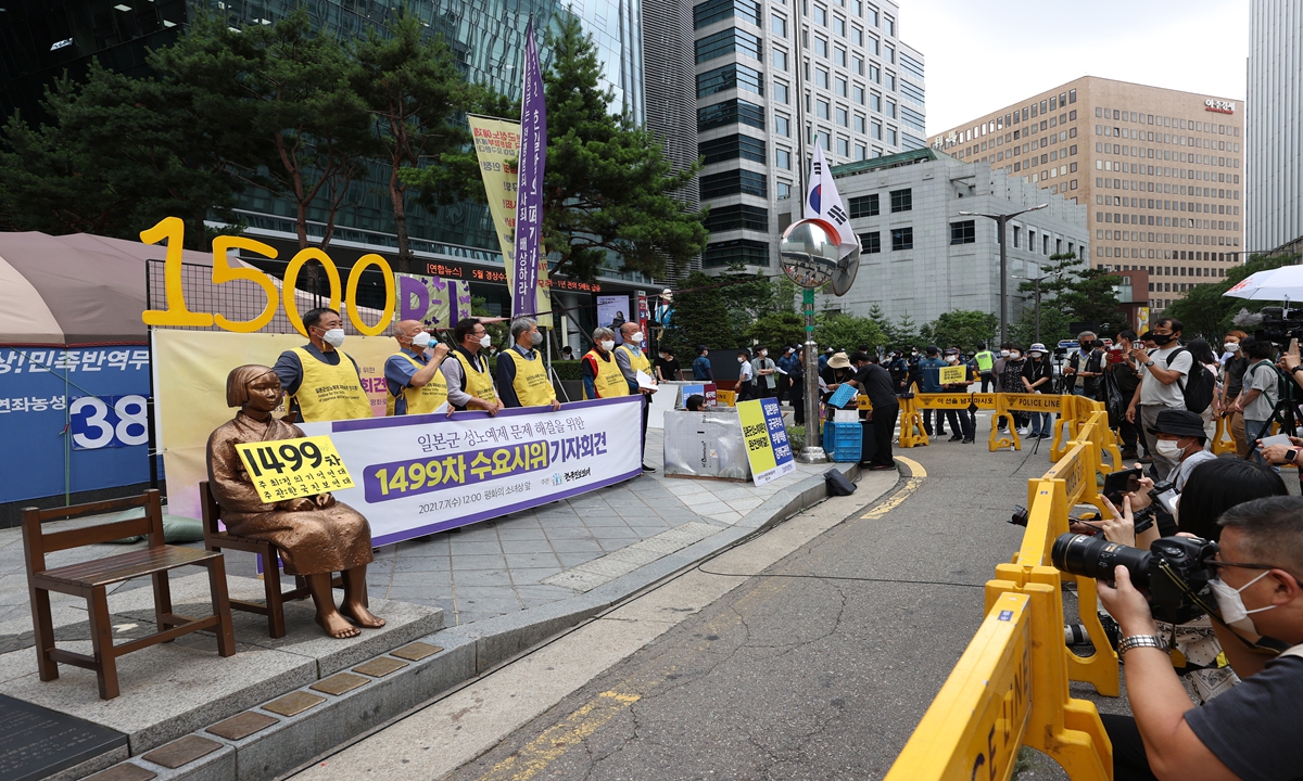 South Koreans hold the 1,499th gathering, urging to solve the problem of comfort women, at the former site of the Japanese embassy in Seoul on Wednesday. South Korean women and girls were forced into sexual slavery by Japan's military before and during the World War II. Japan's relations with South Korea remain strained due to a feud over compensation for wartime laborers and former comfort women. Photo: VCG