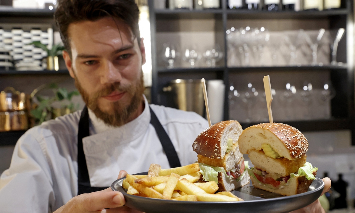 Israeli chef serves a burger made with 