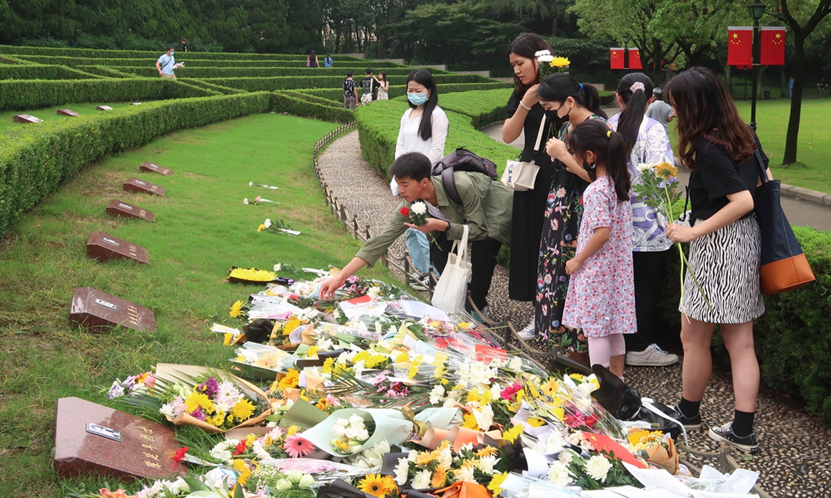 On July 4, the 94th anniversary of the martyr Chen Yannian's sacrifice, people come to Longhua Revolutionary Martyrs' Cemetery in Shanghai to lay flowers and pay tribute. Photo: VCG