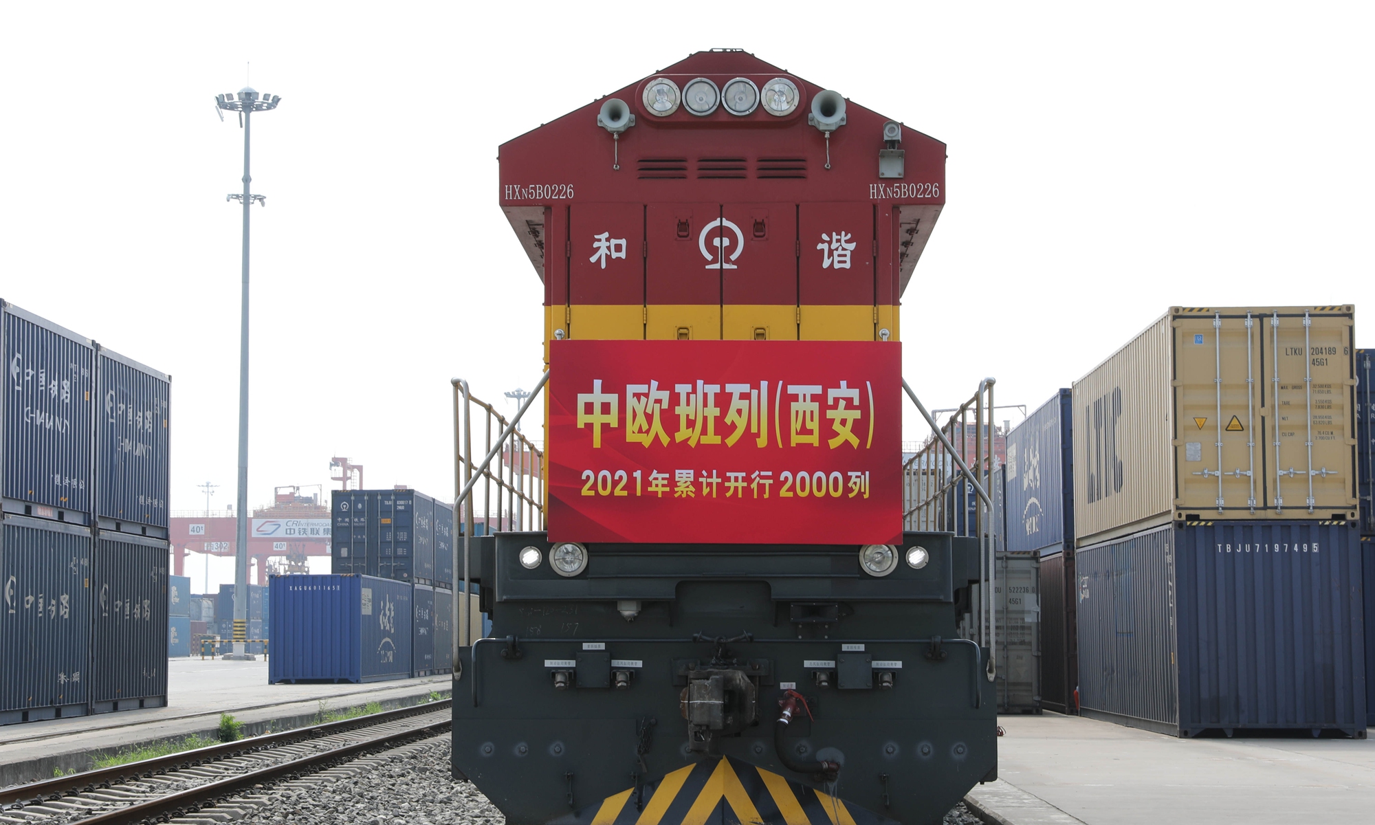 A view of the China-Europe freight train at a rail station in Xi'an, Northwest China's Shaanxi Province, on Thursday - the 2,000th China-Europe train to depart from Shaanxi. The train is carrying 50 cars of cargo including stainless steel kettles and cleaners. In 2020, a total of 124,000 China-Europe freight trains operated, up 50 percent year-on-year. Photo: cnsphoto