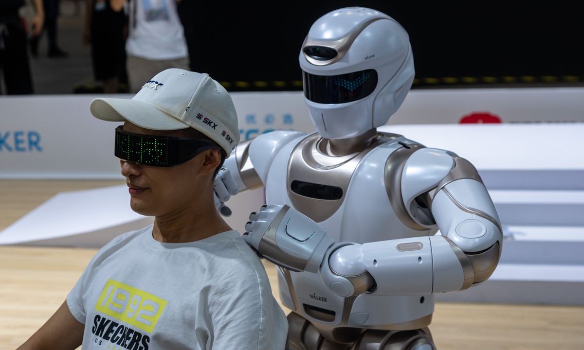 A robot performs a massage for a visitor at the 2021 World Artificial Intelligence Conference. Photo: VCG