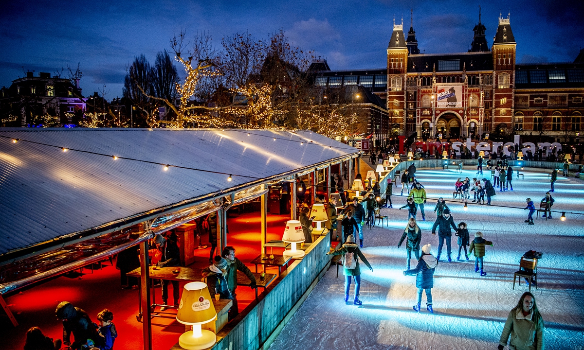 People skate on the ice track in front of the Rijksmuseum in Amsterdam on November 19, 2018. Photo: VCG
