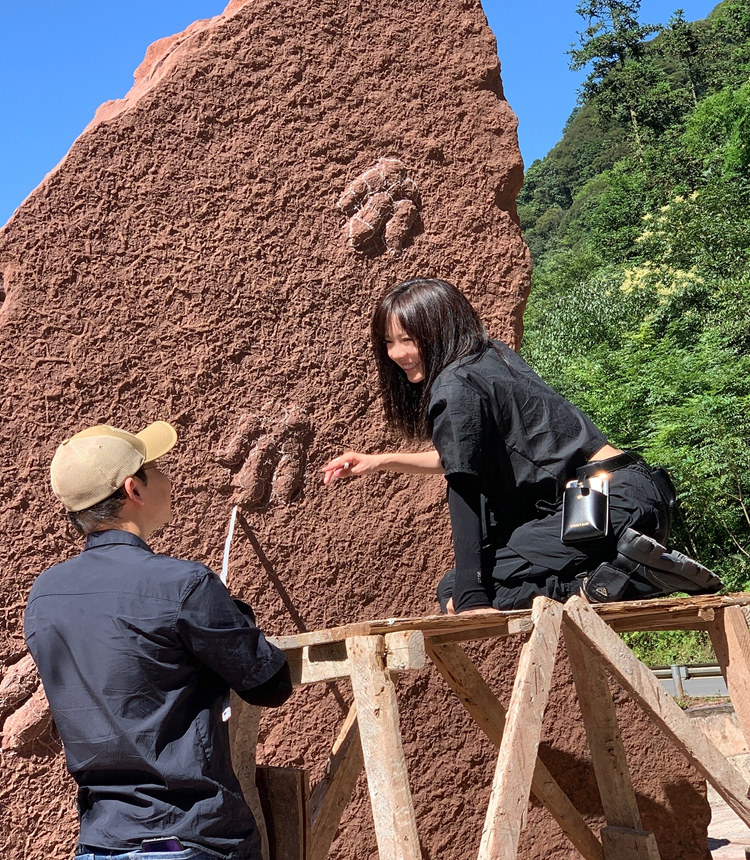 The research team investigates the footprints. Photo: Courtesy of Xing Lida 