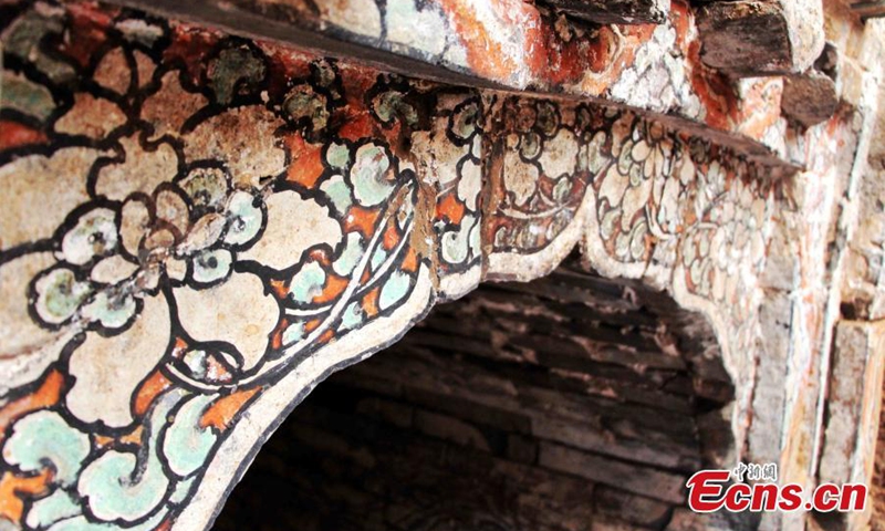 A guide introduces the fresco and characters on the wall of the tomb in Jinan, Shandong Province on July 7, 2021.Photo:China News Service