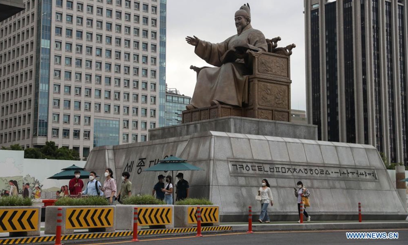 People wearing face masks walk in Gwanghwamun area in Seoul, South Korea, July 8, 2021. South Korea reported its highest-ever daily COVID-19 cases Thursday, leading the health authorities to officially announce that the country entered the fourth wave of the pandemic.Photo:Xinhua