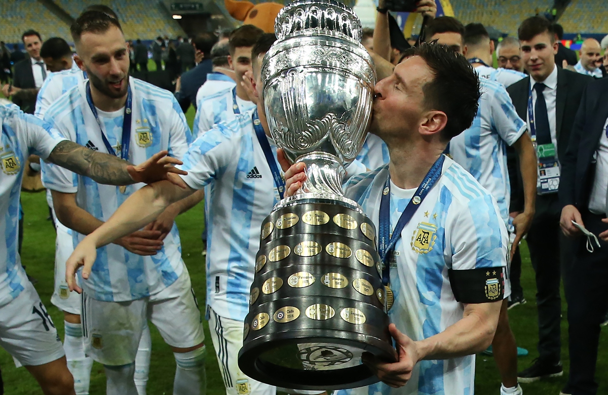 Lionel Messi of Argentina kisses the trophy as he celebrates with teammates after winning the final of Copa America between Brazil and Argentina at Maracana Stadium on Saturday in Rio de Janeiro, Brazil. Photo: VCG