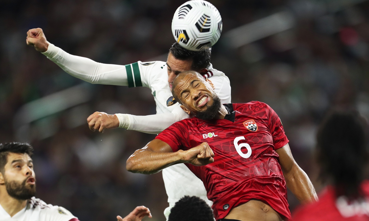 Radanfah Abu Bakr (No.6) of Trinidad & Tobago and Rogelio Funes Mori of Mexico head the ball during the match of CONCACAF Gold Cup Group A between Mexico and Trinidad & Tobago at AT&T Stadium on July 10, 2021 in Arlington, Texas. Photo: VCG