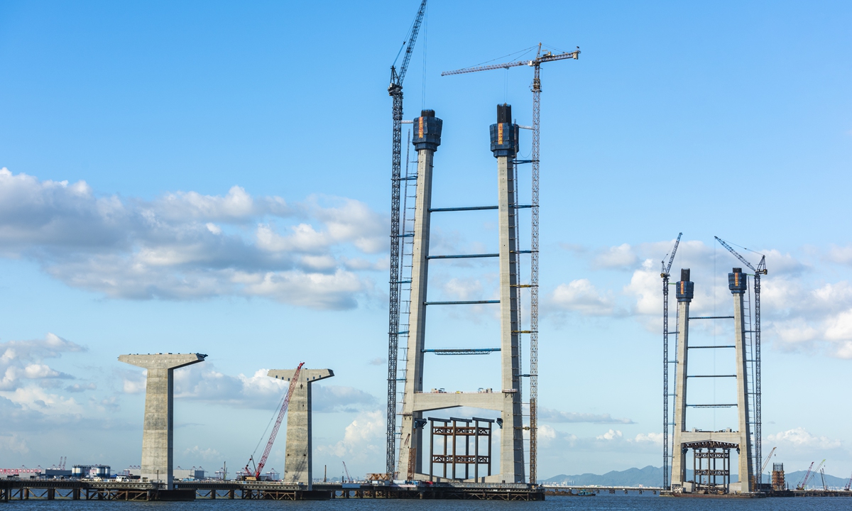 Cranes are used in the construction of a bridge in the Shenzhong Link, a 24-kilometer-long sea-crossing link between the cities of Shenzhen and Zhongshan in South China's Guangdong Province. A major infrastructure project in China, the Shenzhong Link will have the capacity to carry up to 90,000 cars a day and reduce the travel time between Shenzhen and Zhongshan from two hours to 20 minutes. Photo: VCG