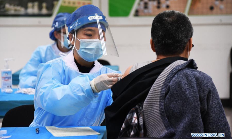 A medical worker inoculates a recipient with a COVID-19 vaccine at a temporary inoculation site in Haidian District in Beijing, capital of China, Jan. 11, 2021.(Photo: Xinhua)
