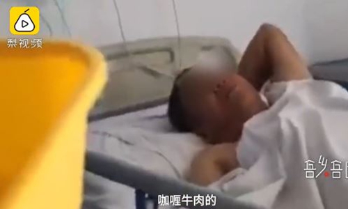A suspect in Xiaogan, Central China's Hubei Province, who fakes fainting after being arrested wakes up on the smell of the curry rice that a police officer eats by his side. Photo: Screenshot of a video posted by Pear Video 