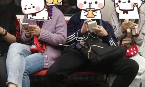 Passengers on subway Photo: Sina Weibo 