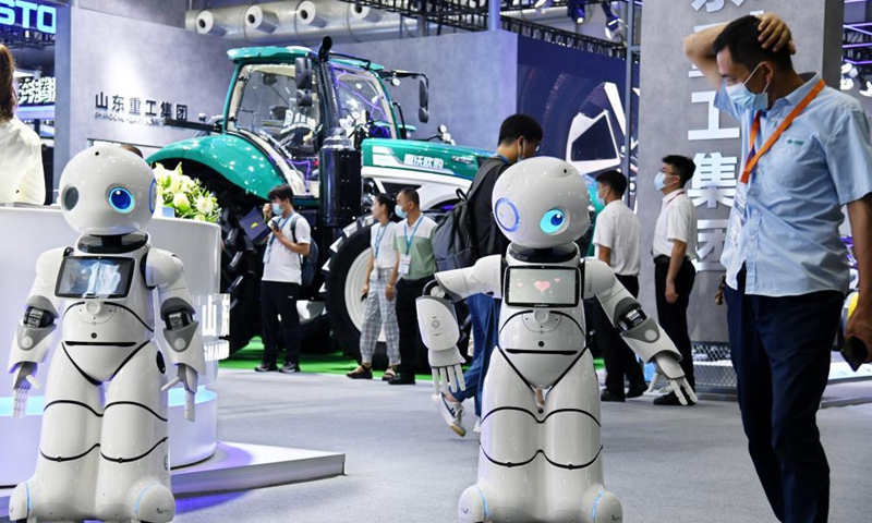 A visitor interacts with a robot during the 2021 New Growth Drivers Fair (Qingdao) in Qingdao, east China's Shandong Province, July 15, 2021. Themed New Pattern, New Growth Drivers, New Opportunity, the 2021 New Growth Drivers Fair (Qingdao) kicked off in Qingdao on Thursday. (Xinhua)