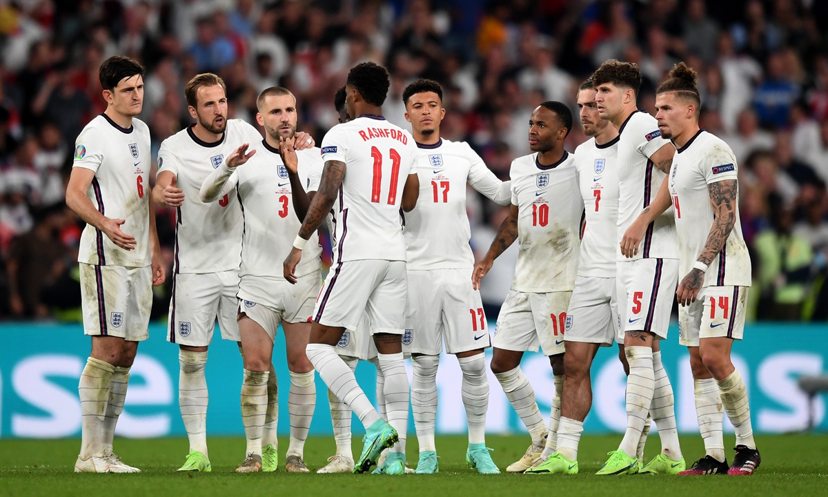 Marcus Rashford of England (No.11) is consoled by teammates as he misses their third penalty in the shootout against Italy during the Euro 2020 final at Wembley Stadium on July 11 in London, England. Photo: VCG
