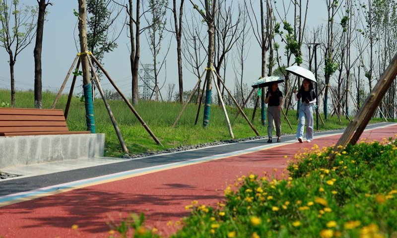 Tourists walk along the Hangu section of Liangtan River in southwest China's Chongqing, July 14, 2021. The water quality and ecosystem of Liangtan River in Chongqing has been improved in recent years thanks to the city's ecological restoration efforts. Photo:Xinhua
