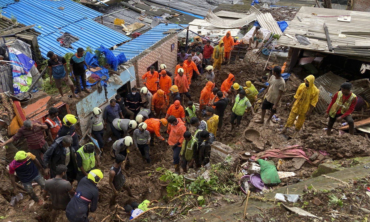 Rescuers look for survivors after a wall collapsed on several slum houses due to heavy monsoon rains in the Mahul area of Mumbai, India, on Sunday. India's National Disaster Response Force said 17 people were killed and two others were injured in the accident. Photo: VCG