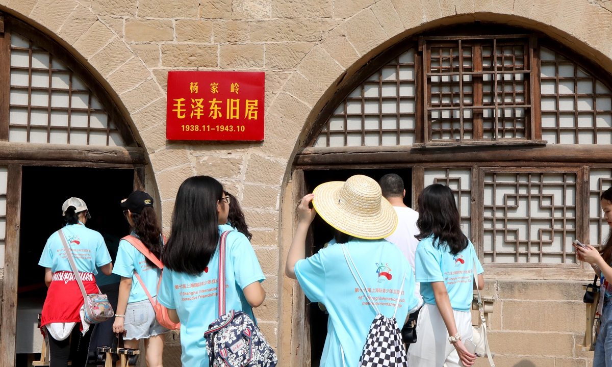 International students visit the former residence of Chairman Mao Zedong at Yangjialing Revolutionary Site. Photo: Chen Xia/GT