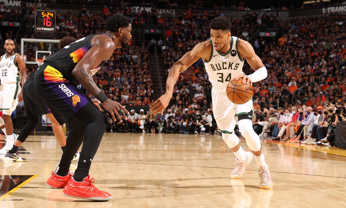 Giannis Antetokounmpo (No.34) of the Milwaukee Bucks drives to the basket against the Phoenix Suns during Game Five of the NBA Finals on July 17.  Photo: VCG